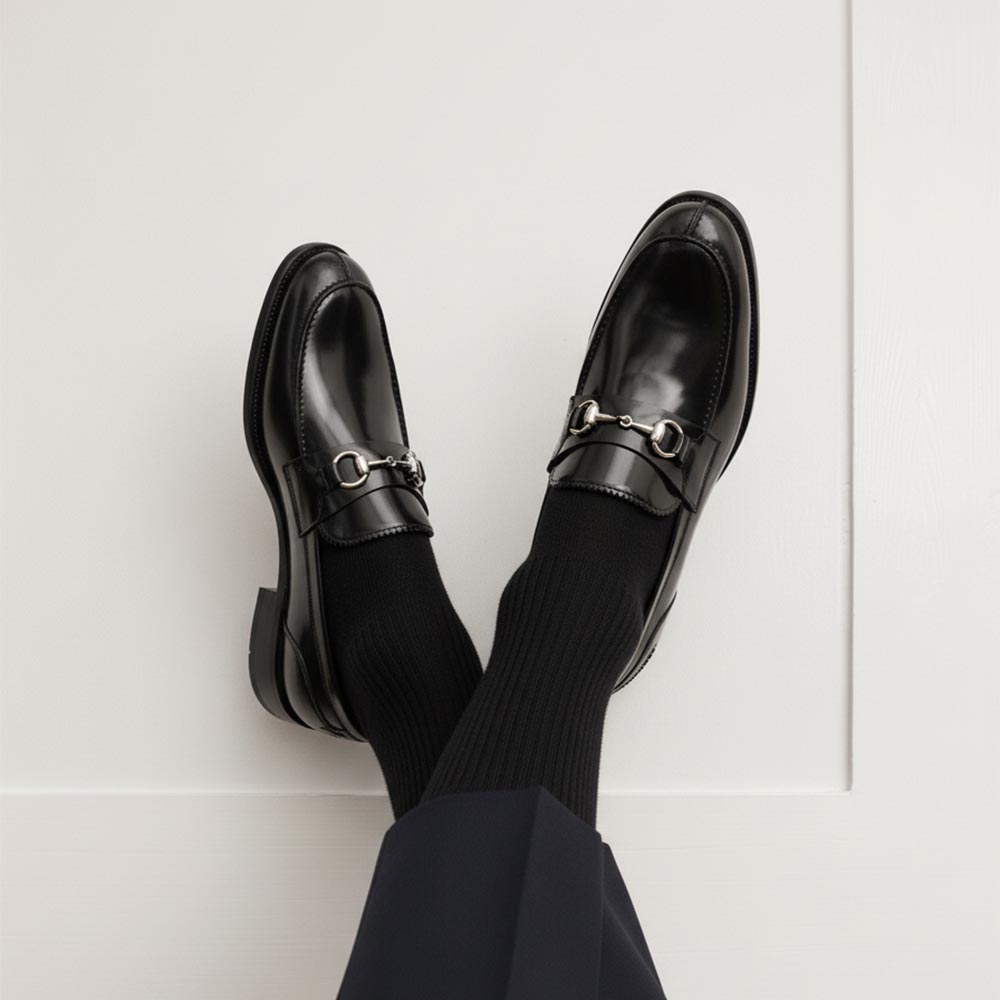 Mocasines negros de piel para hombre con adorno metálico de estribo, hechos a mano en España Beatnik Snyder black