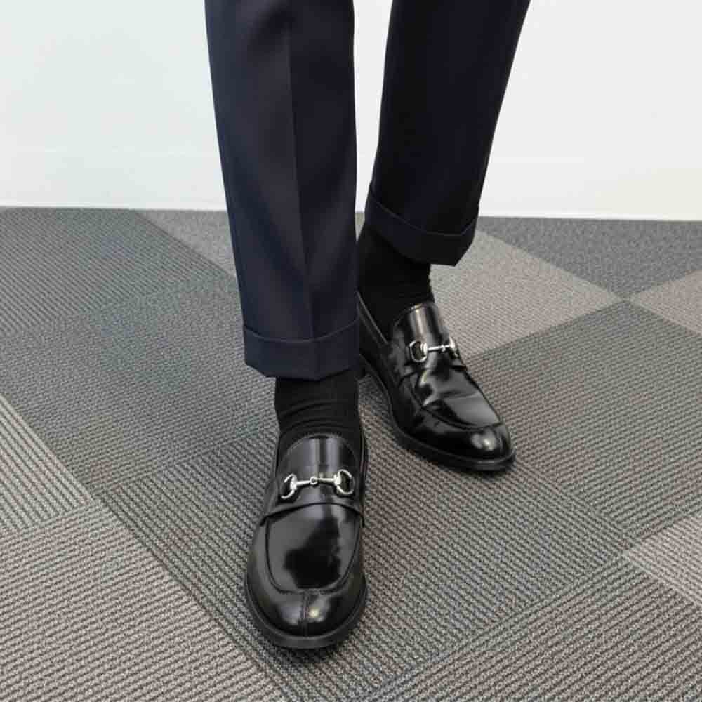 Mocasines negros de piel para hombre con adorno metálico de estribo, hechos a mano en España Beatnik Snyder black