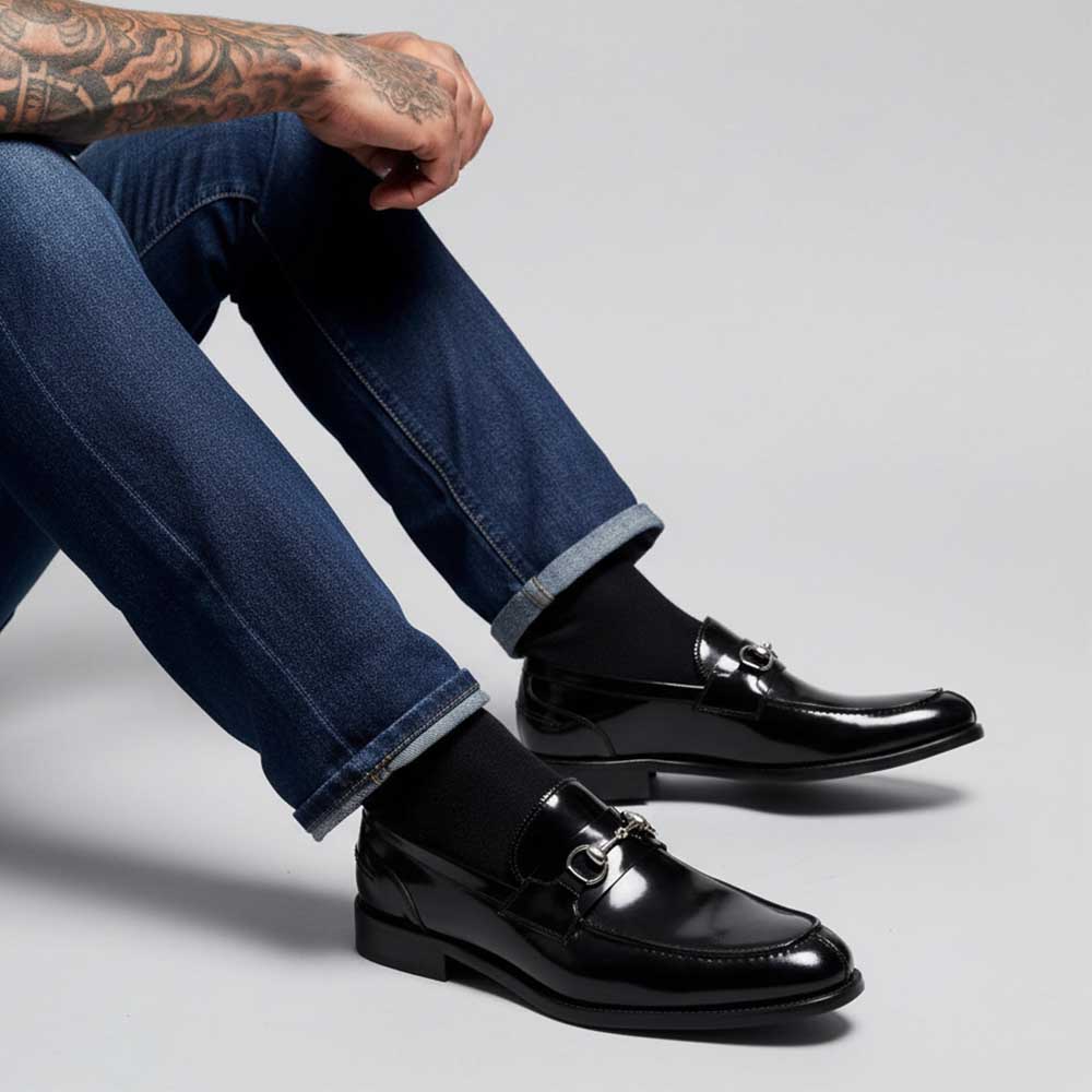 Mocasines negros de piel para hombre con adorno metálico de estribo, hechos a mano en España Beatnik Snyder black