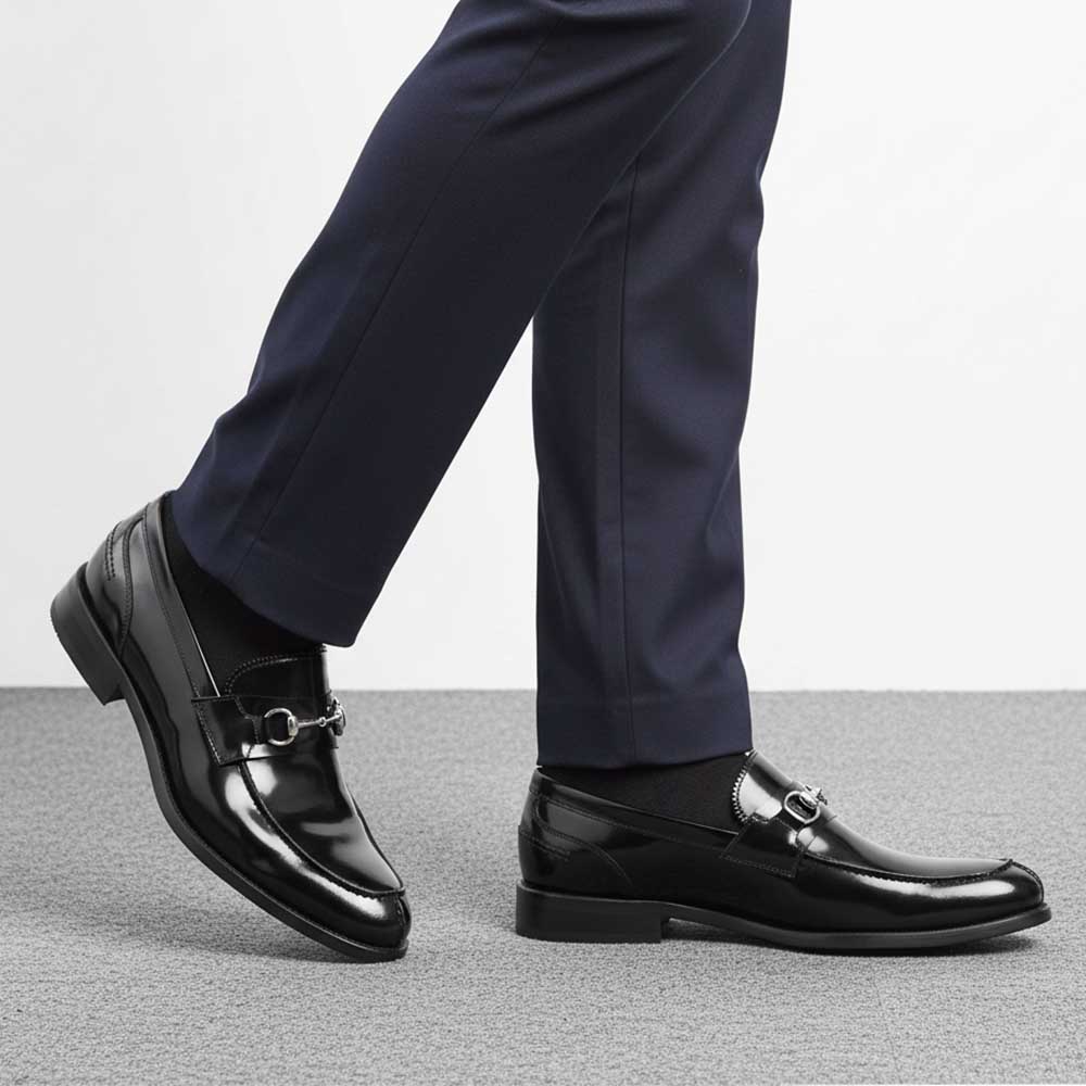 Mocasines negros de piel para hombre con adorno metálico de estribo, hechos a mano en España Beatnik Snyder black