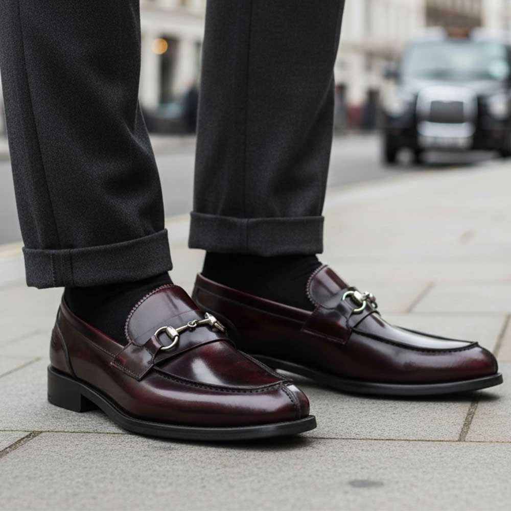 Mocasines rojos de piel para hombre con adorno metálico de estribo, hechos a mano en España Beatnik Snyder Red