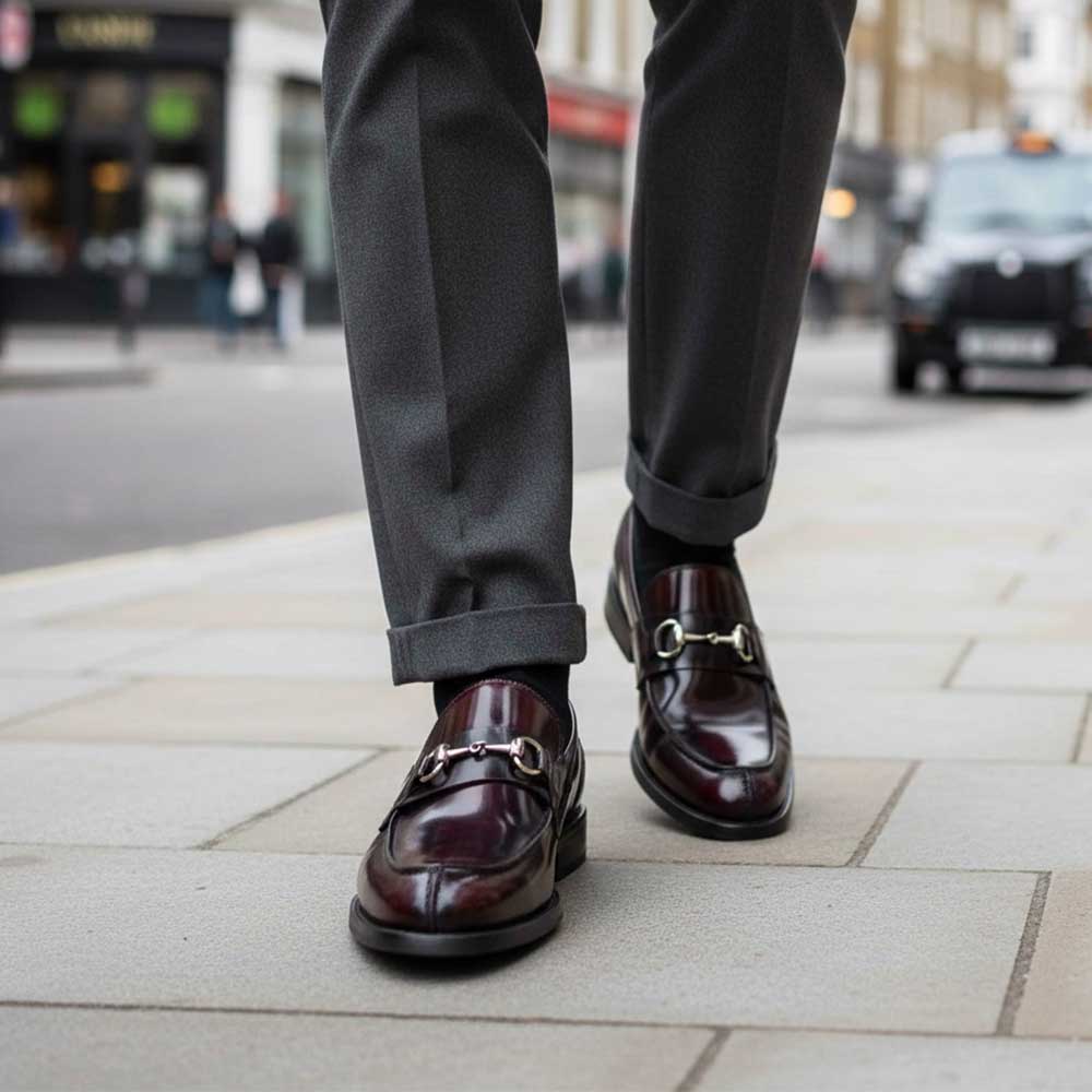 Mocasines rojos de piel para hombre con adorno metálico de estribo, hechos a mano en España Beatnik Snyder Red