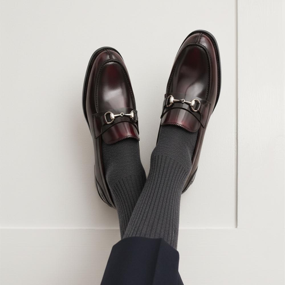 Mocasines rojos de piel para hombre con adorno metálico de estribo, hechos a mano en España Beatnik Snyder Red