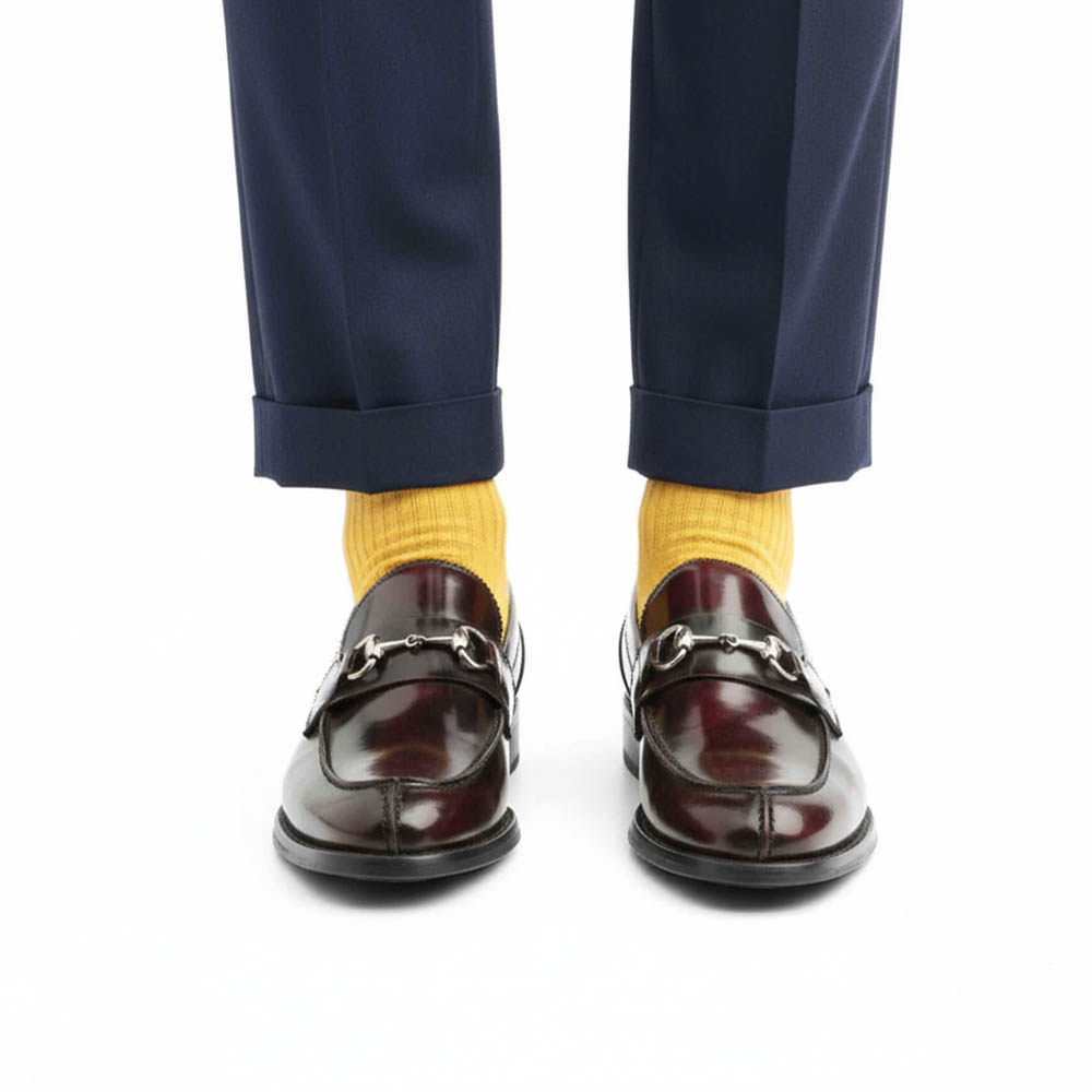 Mocasines rojos de piel para hombre con adorno metálico de estribo, hechos a mano en España Beatnik Snyder Red