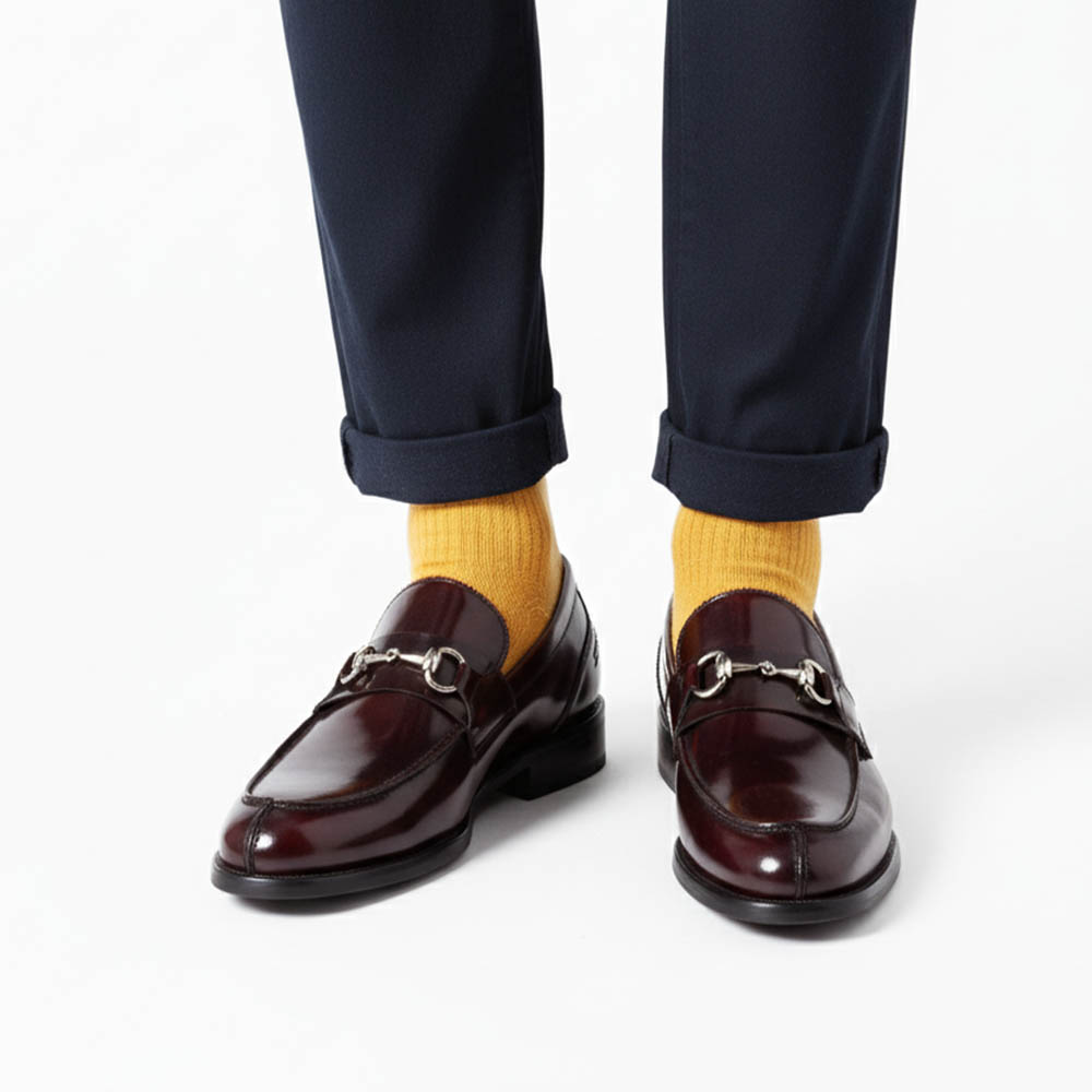 Mocasines rojos de piel para hombre con adorno metálico de estribo, hechos a mano en España Beatnik Snyder Red