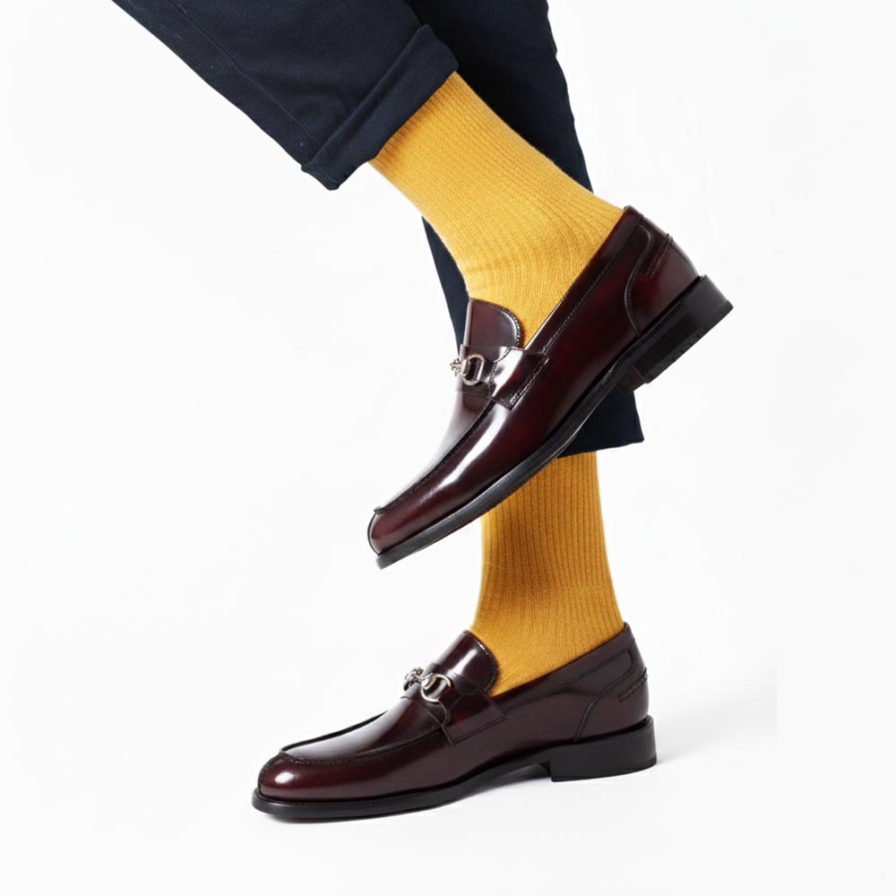 Mocasines rojos de piel para hombre con adorno metálico de estribo, hechos a mano en España Beatnik Snyder Red