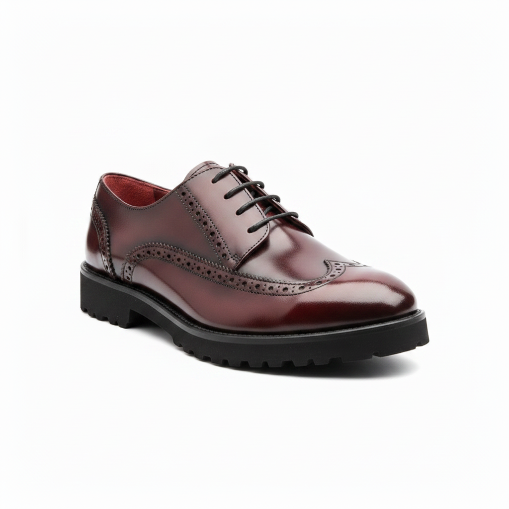 Zapato estilo Oxford rojo con cordones de mujer en piel burdeos con suela de goma Ethel Red Brogue. Hecho a mano en España por Beatnik Shoes
