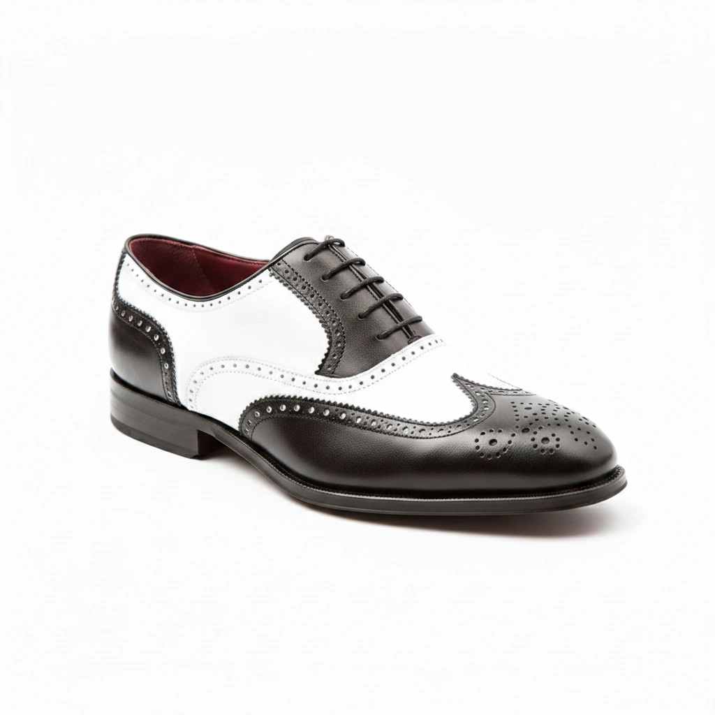 Zapato Oxford de cordones bicolor blanco y negro de hombre en piel de becerro hecho a mano en España por Beatnik Shoes