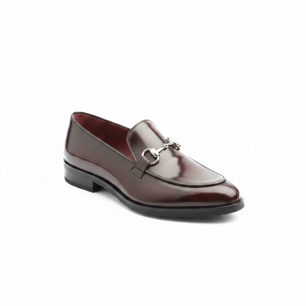 Mocasines rojos de piel para mujer con adorno metálico de estribo, hechos a mano en España Beatnik Nina Red
